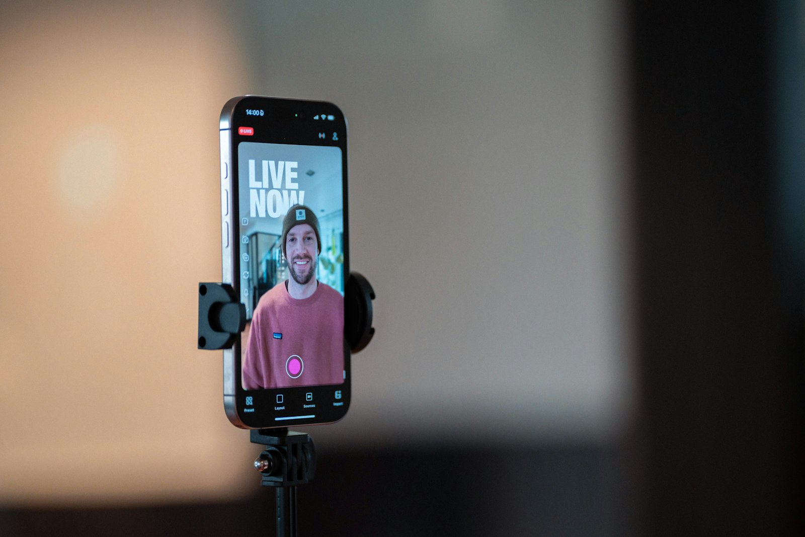 Een telefoon op een statief die een video opneemt van een pratende man