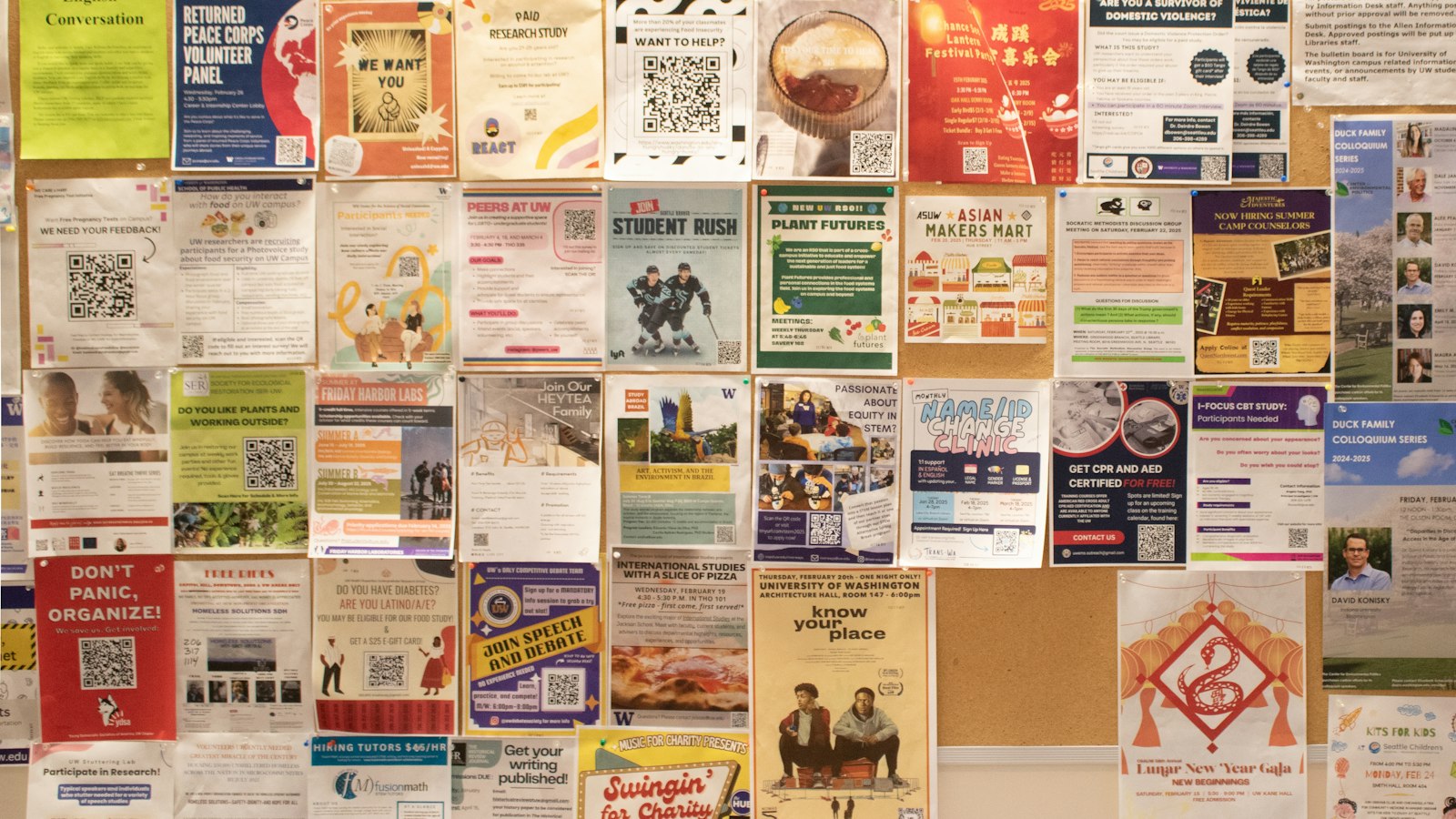 Prikbord vol opgehangen flyers en aankondigingen die elkaar deels overlappen